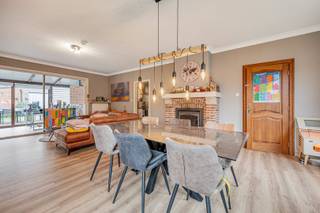 Deze half open bebouwing werd volledig gerenoveerd in 2018 en heeft volgende indeling: inkomhal met gastentoilet, aangename en lichtrijke...