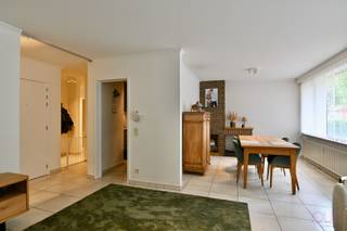 Dit instapklaar appartement, INCLUSIEF garagebox en kelderberging, ligt op zeer gunstige locatie in residentie "Tichelrij". De ligging van dit appartement is op wandelafstand van het stadscentrum. Door de centrale ligging kan men winkels, scholen, horecagelegenheden, ... eenvoudig bereiken. Tevens is er voldoende parkeergelegenheid voor het appartementsgebouw. <br /><br />Via de gemeenschappelijke hal begeven we ons naar het gelijkvloerse appartement.<br /><br />De centrale inkomhal en aansluitende nachthal geeft toegang tot alle woon- en slaapvertrekken. Aan de voorzijde van het appartement bevindt zich een ruime leefruimte. We vinden er eveneens een zeer goed geïnstalleerde open keuken met een ZANUSSI heteluchtoven, microgolfoven ZANUSSI, keramisch kookvuur, dampkap, ingebouwde koelkast en diepvries alsook een spoelbak.<br /><br />Verder zijn er nog twee ruime slaapkamers, een apart gastentoilet en een badkamer ingericht met een inloopdouche, lavabomeubel en aansluiting voor wasmachine en droogkast. Beide slaapkamers geven toegang tot het achterliggende zongeoriënteerde terras.<br /><br />Tot slot beschikt het appartement over een achterliggende garagebox en een kelderberging. <br />Bepaalde meubels mogen mee overgenomen worden in de vraagprijs.<br /><br />Wenst u graag een bezoekje te brengen aan dit instapklare appartement of bent u op zoek naar een goede investering met degelijk rendement, aarzel niet en neem contact met ons op 011 70 70 19. <br />