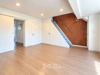 <p>Tel.: 0456 89 12 70 / E-mail: noah.c@weinvest.be<br /><br />We Invest stelt u met plezier en exclusief dit mooie appartement van 80 m² voor, gelegen aan de Lorrainstraat 24 in Molenbeek.<br /><br />Het appartement is ideaal gelegen in de wijk Tour & Taxis en geniet van een praktische ligging, vlak bij het openbaar vervoer. Hierdoor bereikt u gemakkelijk het centrum van Brussel en de belangrijkste invalswegen. De buurt biedt een levendige woonomgeving met tal van winkels, restaurants en andere voorzieningen in de onmiddellijke omgeving.<br /><br />Het appartement bestaat uit een aangename woonkamer, twee volwaardige slaapkamers en een derde, kleinere slaapkamer die ideaal is als bureau of dressing. Daarnaast beschikt het appartement over een terras en een balkon, waar u dagelijks kunt genieten van de buitenruimte.<br /><br />Het gebouw beschikt niet over een lift.<br /><br />Een privatieve kelder en een fietsenberging zijn eveneens inbegrepen!<br /><br />Huurprijs: € 1.500/maand<br />EPC: G<br /><br />Beschikbaar vanaf 1 december.<br /><br />Mis deze kans niet! Ontdek meer exclusieve panden op www.weinvest.be</p>