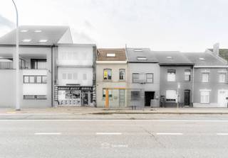 VALIMMAS verkoopt deze zeer verzorgde, comfortabele en direct instapklare rijwoning nabij het centrum van Asse.   

Het gelijkvloers omvat een inkomhal, een ingebouwde keuken, een eetkamer en living met zicht op het zonneterras en de tuin. Ideaal georiënteerd naar het zuidwesten.    
De verdieping herbergt een overloop, een grote slaapkamer, en een comfortabele badkamer met ligbad.   
De dakverdieping werd eveneens ingericht tot een overloop met bureelruimte en een tweede slaapkamer.   
Er is tevens een kelder aanwezig (met aansluitingen voor een wasmachine).   

Deze woning werd steeds tiptop onderhouden, en is uitgerust met alle hedendaags comfort en sfeervolle decoratie. De elektrische installatie is reeds conform het AREI. Asbestveilig.   
   
Gelegen nabij het centrum, kort bij winkels, scholen, horeca, ... Bushalte De Lijn voor de deur en station Asse op 1,4Km. Mobiscore = 8,5/10.   
Thans nog verhuurd sedert 16/04/2024 mits € 1.150/maand. Opzeg voor eigen bewoning mogelijk (opzegtermijn 6 maanden).