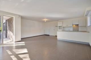 Dit instapklare gelijkvloers appartement is rustig gelegen in een recente residentie te Zandvliet, met een vlotte verbinding naar het centrum van Dessel en omliggende gemeenten. Winkels, scholen en openbaar vervoer bevinden zich in de nabije omgeving, wat zorgt voor een aangename en praktische woonlocatie.<br /><br />Dankzij de ligging op het gelijkvloers geniet u van een vlotte toegankelijkheid en een comfortabele woonervaring.<br /><br />Je komt het appartement binnen via de inkomhal, die uitgeeft op de verschillende ruimtes. De lichtrijke leefruimte met schuifraam en open, volledig ingerichte keuken vormt het centrale gedeelte van het appartement en creëert een aangename omgeving om te ontspannen en te koken.<br />Verder beschikt het appartement over twee slaapkamers, een badkamer uitgerust met een inloopdouche en badkamermeubel, en een praktische berging met aansluiting voor wasmachine en droogkast.<br /><br />Achteraan de residentie is er een ruime garage mits meerprijs van 20.500 euro<br /><br />EPC: label B (162kWh/m² jaar)