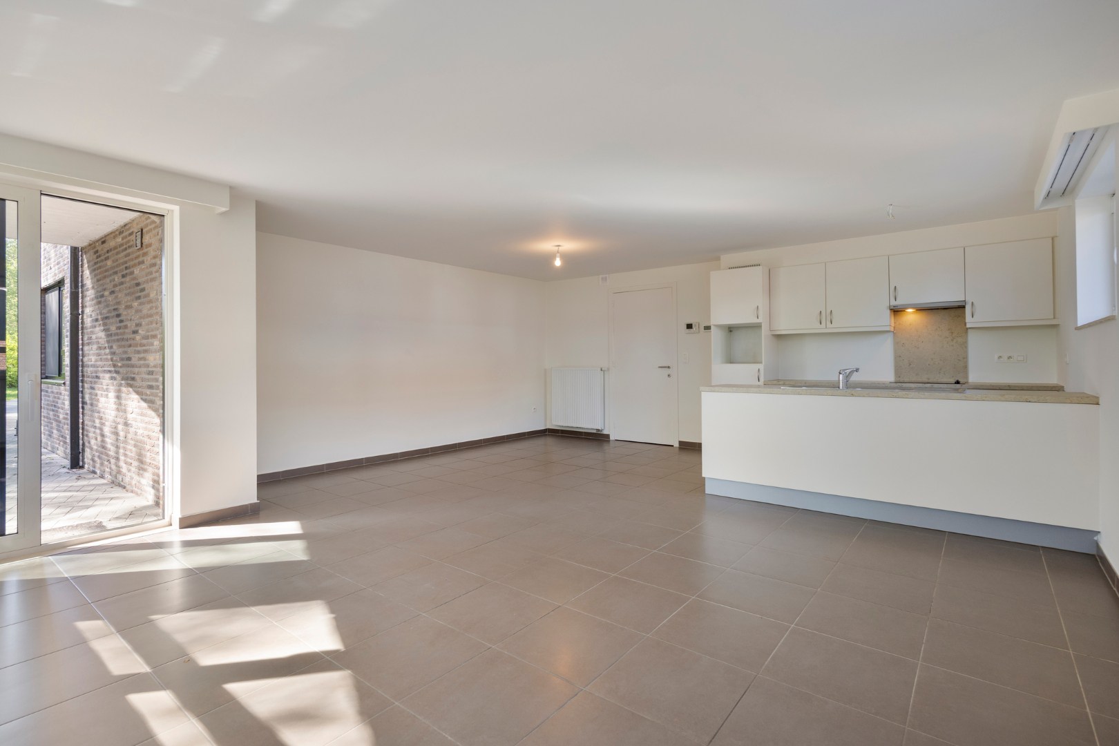 Ruim gelijkvloers 2 slaapkamer appartement met garage op centrale ligging te Dessel - foto 3