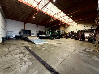 Functioneel bedrijfsgebouw te koop, bestaande uit een magazijn met kantoorruimte. Uitstekend gelegen op een strategische locatie, vlak naast de A12 en met een vlotte verbinding naar de E19, E17 en E34.<br /><br />Het magazijn van 800 m² beschikt over een vrije hoogte van 6,5 meter en is uitgerust met een sectionale poort, lichtstraten en een polybetonvloer. Bovendien biedt de aanwezige mezzanine van 168 m² extra opslagmogelijkheden. Het gebouw beschikt tevens over 64 m² kantoorruimte, met op het gelijkvloers een vergaderruimte en op de verdieping een kantoorruimte met kitchenette en sanitair.<br />Tevens zijn er 5 privatieve parkeerplaatsen voorzien.<br /><br />Contacteer Gertjan PANORAMA B2B voor meer informatie of een vrijblijvend plaatsbezoek via 0477 91 10 00 .