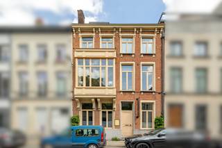 Dit unieke pand is een absolute parel voor liefhebbers van karaktervolle architectuur en stedelijke rust.Gelegen in een rustige eenrichtingsstraat in...