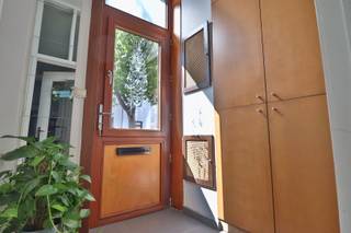 <p><span>WARME GEZELLIGE STADSWONING MET ZALIG GROEN TUIN</span></p><p><span> </span></p><p><span>In een rustige straat nabij het centrum verbergt deze charme gevel een gezellige stadswoning met een warme gezelligheid. </span></p><p><span> </span></p><p><span>De inkom voorziet in handige bergkasten en een apart toilet. De leefruimte pakt uit met mooie afmetingen er is een zit- en eethoek en bijhorende keukenruimte</span></p><p><span> </span></p><p><span>Ook de badkamer is gelijkvloers, het verdiep is opgedeeld in 2 ruime slaapkamers waarvan 1 uitgerust met een vaste kastwand.</span></p><p><span> </span></p><p><span>Buiten zorgt rust voor zalige momenten, het terras wordt er aangevuld met een groene tuin waar genieten centraal staat. Een handige kelder een ruime zolder en een buitenberging voorzien in voldoende bergruimte.</span></p><p><span> </span></p><p><span>Met een bewonerskaart kan je vlot parkeren voor de deur.</span></p><p><span>Er zijn winkels in de dichte buurt en ook het centrum is op wandelafstand.</span></p><p><span> </span></p><p><span>CHARMANT EN GEZELLIG<br />ELEKTRICITEIT GEKEURD<br />ZALIGE TUIN</span></p><p><span> </span></p>
