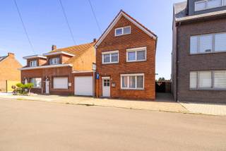 <p>Deze <strong>op te frissen woning</strong> is gunstig gelegen nabij het <strong>centrum van Geel</strong> en op korte afstand van het <strong>station</strong>. Dankzij deze centrale ligging geniet u van een vlotte bereikbaarheid, met winkels, scholen, openbaar vervoer en andere voorzieningen in de nabije omgeving.</p>
<p>Bij het betreden van de woning komt u binnen via de <strong>inkomhal</strong>, die toegang geeft tot de <strong>woonkamer</strong> met aanpalende <strong>keuken</strong>. Aansluitend aan de keuken bevindt zich een <strong>ruime bergruimte</strong>, ideaal als extra opslagplaats. Verder beschikt het gelijkvloers over een <strong>wasplaats</strong>, een <strong>ruime badkamer</strong>, een <strong>slaapkamer</strong> en een gezellige <strong>veranda</strong> met zicht op de tuin.</p>
<p>Op de bovenverdieping bevinden zich <strong>2 slaapkamers</strong>. Daarnaast is er toegang tot de <strong>zolder</strong>, waar mogelijk nog extra kamers of bijkomende ruimte gecreëerd kunnen worden, mits de nodige aanpassingen.</p>
<p>De woning beschikt eveneens over een <strong>kelder/opbergkelder</strong>, wat zorgt voor extra bergruimte. In de tuin bevindt zich bovendien een <strong>aparte tuinkamer</strong>, die tal van mogelijkheden biedt als hobbyruimte, atelier, berging of ontspanningsruimte.</p>
<p>Qua comfort werd de woning reeds deels aangepakt. Zo werd ongeveer <strong>15 jaar geleden gas aangesloten</strong> en gebeurt de verwarming op gas. Aan de voorzijde is de woning voorzien van <strong>PVC-ramen met dubbele beglazing</strong>. Verder zijn er overal <strong>rolluiken</strong> aanwezig.</p>
<p>Belangrijk om te weten: de woning is <strong>asbestvrij</strong>. Het EPC-label bedraagt <strong>F</strong>, waardoor de <strong>renovatieplicht</strong> van toepassing is. Ook is er momenteel geen centrale verwarming voorzien op de bovenverdieping, wat nog verder aangepakt dient te worden.</p>
<p>Deze woning biedt heel wat potentieel voor wie op zoek is naar een centraal gelegen woning in Geel die volledig naar eigen smaak en comfort kan worden opgefrist.</p>
<p><strong>Troeven</strong></p>
<ul>
<li><strong>Centrale ligging nabij centrum en station van Geel</strong></li>
<li><strong>3 slaapkamers</strong>, waarvan één op het gelijkvloers</li>
<li><strong>Ruime bergruimte en kelder</strong></li>
<li><strong>Veranda en aparte tuinkamer</strong></li>
<li><strong>Zolder met uitbreidingsmogelijkheden</strong></li>
<li><strong>Asbestvrij</strong></li>
<li><strong>Rolluiken aanwezig</strong></li>
<li><strong>Gasverwarming</strong></li>
<li><strong>Dubbele beglazing met PVC-ramen aan de voorzijde</strong></li>
<li>Interessant renovatieproject met veel potentieel</li>
</ul>