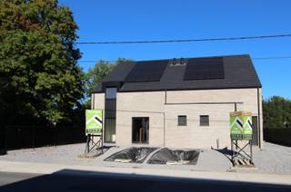 Vlakbij het stadscentrum vind je deze nieuwbouwwoning, gelegen in een mooie woonbuurt op wandelafstand van het stadspark en het winkelcentrum T-Forum.<br /><br />De woning wordt Casco Plus opgeleverd. Dat wil zeggen: alle grote werken zijn al gebeurd, en jij werkt nog af naar eigen smaak. <br />De bewoonbare oppervlakte bedraagt 168m² + 30m² zolder.<br /><br />Reeds uitgevoerd en inbegrepen: <br />- volledige ruwbouw; <br />- pleisterwerken en chapewerken; <br />- vloer- en muurisolatie; <br />- aluminium ramen met thermoprofielen en energiezuinige beglazing; <br />- vloerverwarming met warmtepomp lucht/water (Vaillant); <br />- elektrische installatie afgewerkt; <br />- zonnepanelen voorzien; <br />- ventilatiesysteem aanwezig.<br /><br />Nog af te werken door de koper: <br />- vloerafwerking (tegels, parket, …); <br />- keuken; <br />- badkamer; <br />- binnendeuren en bezetting trap.<br /><br />Creëer op korte tijd een instapklare woning volledig volgens jouw stijl.<br /><br />Indeling gelijkvloers:<br />x je komt binnen in de inkomhal met toegang tot het gastentoilet; <br />x vooraan een extra ruimte voor bv. bureau, hobbykamer of speelruimte; <br />x ruime leefruimte die mooi aansluit op de open keuken; <br />x achteraan een groot schuifraam en buitendeur naar terras en tuin.<br />x naast de keuken is er een praktische wasplaats/berging.<br /><br />Verdieping: <br />x 3 ruime slaapkamers, <br />x technische ruimte met berging, <br />x badkamer voorzien voor bad, douche en toilet.<br />x berging.<br /><br />Zolder: 30m² extra zolderruimte, ideaal voor stockage/berging. <br /><br />INTERESSE? Bel ons voor een bezichtiging op het nummer 012 23 00 23 of mail uw vragen aan roland@immo-leroi.be.