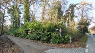 Mooie bouwgrond van 30 are geschikt voor villa of duo-wonen.<br />Residentieel en bosrijk gelegen hoekperceel langs Tremelobaan - Raymond Lambertslaan, op 1,5 km van het centrum.<br />Zuid georiënteerd. <br />Straatbreedte: Tremelobaan 40 meter en langs Raymond Lambertslaan 67 meter.<br />Bouwzone breedte 20 meter op 20 m diepte<br />Dakhelling minimum 5° - dakvorm vrij te bepalen - plat dak toegelaten - kroonlijsthoogte max. 7 meter<br />Bijgebouw van 50m² toegelaten en houten tuinhuis 16m²<br />Geen bouwverplichting. Goedgekeurde verkaveling (lot 1)<br />Kosten voor opmeting + afpaling en aandeel verkavelingsakte ten koste van de koper.<br />Stedenbouwinfo: gelegen in woonpark (= residentieel woongebied), verkavelingsvergunning uitgereikt, geen voorkooprecht ruimtelijke ordening, geen rechterlijke herstelmaatregel of bestuurlijke maatregel opgelegd.<br />Geen risicozone voor overstromingen - perceelscore A.