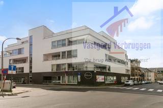 Bent u op zoek naar een solide en rendabele belegging in vastgoed of wenst u comfortabel te leven met de nodige faciliteiten in de buurt? Graag centraal gelegen in het levendige hart van Aalst? Dan verdient deze erkende assistentiewoning op de prestigieuze site 'Prinsenhof' uw aandacht.<br /><br />In residentie 'Prinsenhof' bieden wij deze -erkende- assistentieflat aan. De ligging is uitstekend; rechtover de residentie is een Carrefour, alle andere winkels en het centrum van Aalst liggen op wandelafstand. De assistentiewoonst heeft volgende indeling: leefruimte met zithoek en open keuken (oven, koelkast, vriesvak en kookplaat) met aansluitend een leuk terras. Verder een ruime slaapkamer en comfortabele badkamer met toilet, douche, wastafel en handdoekradiator. Beneden een handige kelderberging en de mogelijkheid tot aankoop van een overdekte autostaanplaats (20.000 Euro). <br /><br />Residentie Prinsenhof is onderdeel van 'Senior Homes' en voorziet permanentie, toegangscontrole en camerabewaking. De bewoners kunnen ook gebruik maken van de cafetaria, het kapsalon, de fitnessruimte, gemeenschappelijke tuin, fietsenberging en afvalplaats. Meer dienstverlening, zoals boodschappen, klusjesdienst enz.... kunnen ook voorzien worden.<br /><br />De assistentiewoning biedt een ideale combinatie van luxe en comfort, met behoud van privacy en zelfstandigheid voor de bewoner. Dankzij de nieuwste technologieën en een geavanceerd domotica-oproepsysteem wordt zowel veiligheid als flexibiliteit gewaarborgd. Bovendien is de woning volledig rolstoeltoegankelijk en voldoet ze aan alle vereisten voor een moderne assistentiewoning, wat het een aantrekkelijke optie maakt voor bewoners met uiteenlopende mobiliteitsbehoeften.<br /><br />Wilt u meer informatie of een afspraak ter plaatse? Neem gerust contact met ons op. Wij staan u graag te woord om u verder te informeren over dit unieke investeringsproject. Voor meer info of een bezoek ter plaatse contacteer ons op info@vastgoedverbruggen.be of 0490/41.41.90