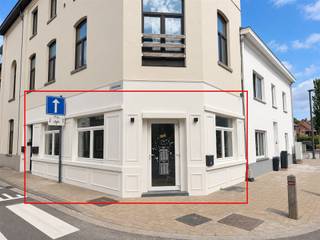 <p><span>This bright retail space is located near the center of Kortenberg. Thanks to its corner location and large windows, the property enjoys plenty of natural light and a pleasant atmosphere.</span></p><p><span>The space features an open and versatile layout, offering a wide range of possibilities for various businesses, stores, or commercial activities. The large windows also provide ample display space.</span></p><p><span>Furthermore, the retail space features high-quality finishes and includes a private restroom and a practical storage room. The space can be fully customized to your liking and adapted to your business concept.</span></p><p><span>Dont miss this great opportunity!!</span></p><p><span>View our full listings at www.ap-p.be</span></p><p><span><br /><br /></span></p>