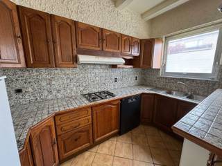 In een rustige wijk nabij het centrum van Stabroek vindt u dit gelijkvloers appartement met terras én een garagebox. Indeling: ruime woonkamer...