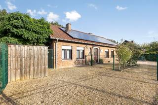 rong&amp;gt;Koersel (Beringen): ruime gelijkvloerse woning te koop met aparte studio op perceel van bijna 10 are

<p>Deze woning is rustig en groen gelegen in Koersel, een deelgemeente van Beringen, en biedt een aangename woonomgeving met veel privacy. Dankzij de praktische indeling en het ruime perceel van net geen 10 are geniet u hier van comfort, ruimte en tal van mogelijkheden.</p>

<p>De woning beschikt over een volledig gelijkvloerse leefruimte, wat zorgt voor extra gebruiksgemak. Daarnaast werd de zolder omgevormd tot een volwaardige studio met een eigen ingang – ideaal voor verhuur, kangoeroewonen of een zelfstandige activiteit. Met een EPC-label D is er bovendien geen renovatieverplichting.</p>

<p><strong>Indeling:</strong></p>

<ul><li><strong>Kelder:</strong> praktische bergruimte</li><li><strong>Gelijkvloers:</strong> inkomhal, woonkamer, keuken, hal, apart toilet, drie slaapkamers, badkamer en ruime inpandige garage</li><li><strong>Eerste verdieping (studio):</strong> hal, woonkamer, keuken, slaapkamer en douchekamer – bereikbaar via een aparte ingang</li><li><strong>Buiten:</strong> terras, tuin en tuinhuis</li></ul>

<p><strong>Troeven:</strong></p>

<ul><li>Gelijkvloerse woning met praktische indeling</li><li>Aparte studio met eigen ingang (ideaal voor verhuur of kangoeroewonen)</li><li>Perceel van bijna 10 are</li><li>EPC-label D – geen renovatieverplichting</li><li>Rustige en groene ligging in Koersel</li></ul>

<p>Ontdek de mogelijkheden van deze veelzijdige woning en plan vandaag nog uw bezoek.</p>

<p> </p>

<p><strong>JOUW DROOMWONING. ZO GEVONDEN!</strong></p>