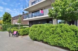Bent u op zoek naar een recent en uiterst energiezuinig appartement met drie slaapkamers en een ruim zonnig terras in Beveren...
