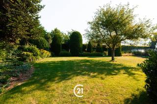 <p>Building Lot in Sint-Denijs-Westrem!</p><p>Located on Kareelstraat in a quiet and sought-after area of Sint-Denijs-Westrem, this building lot offers the opportunity to build a villa or bungalow.</p><p>The zoning regulations stipulate, among other things, a maximum cornice height of 6 meters and a roof pitch between 32° and 45°.<br />You must allow for a front yard strip of at least 6 meters, 4-meter-wide side setbacks, and a distance of 6 meters to the rear property line.</p><p>Do you dream of building a home that is fully tailored to your living needs, in a prime location in Sint-Denijs-Westrem? Then this lot is exactly what you’re looking for.<br />Don’t hesitate to contact us for more information.</p>