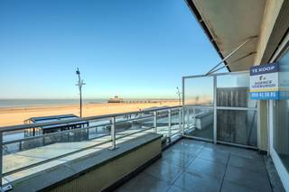 Op de eerste verdieping van residentie Thalassa bevindt zich dit ruim 2-slaapkamerappartement met renovatiepotentieel. Gelegen op een centrale...