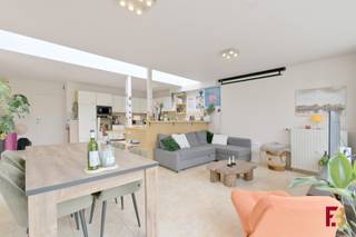 Op zoek naar een instapklare woning met ruimte, licht én uitbreidingsmogelijkheden op een topligging? Dan is deze verzorgde gesloten bebouwing in Zwijnaarde absoluut een bezoek waard.<br /><br />Deze woning, gebouwd in 1992 en voorzien van een gunstig EPC-label B, verwelkomt u via de inkomhal met gastentoilet, toegang tot de kelder en de inpandige garage. Achteraan wordt u meteen aangenaam verrast door de lichtrijke leefruimte met open keuken, waar het dagelijkse leven zich in alle comfort afspeelt. Dankzij de westgerichte tuin geniet u hier volop van zon en gezelligheid tot in de avonduren — een echte meerwaarde.<br /><br />Op de eerste verdieping bevinden zich twee volwaardige slaapkamers en een nette badkamer, uitgerust met zowel een ligbad als douche. Ideaal voor wie houdt van comfort en flexibiliteit.<br />De tweede verdieping vormt een absolute troef: een bijzonder ruime zolderkamer die moeiteloos kan worden opgesplitst in twee extra kamers. Perfect voor een groeiend gezin, een thuiswerkplek of extra hobbyruimte.<br /><br />Ook de ligging is een schot in de roos. Gelegen in een rustige straat in Zwijnaarde, met een vlotte verbinding naar Gent, de autosnelwegen en alle nodige voorzieningen zoals winkels, scholen en openbaar vervoer binnen handbereik.<br /><br />Kortom: een verzorgde woning met potentieel, ruimte en een uitstekende ligging — klaar om haar nieuwe eigenaar te verwelkomen.<br /><br />Interesse? Maak snel een afspraak!