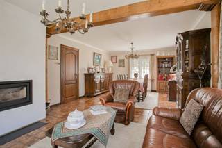 <p><span>Gelijkvloerse woning op een rustige locatie in Poesele, Deinze</span></p><p><span> </span></p><p><span>Deze open bebouwing op een perceel van 1.102 m² is gelegen in een rustige straat aan de rand van de dorpskern van het gezellige en groene Poesele.</span></p><p><span> </span></p><p><span>Indeling:</span></p><p><span>Inkomhal - lichtrijke leefruimte met zit- en eethoek - keuken - 3 slaapkamers - berging - badkamer (dubbele lavabo, bad en douche) - toilet - garage en wasplaats</span></p><p><span>Via de garage is er toegang naar een zeer ruime zolder, die verder ingericht kan worden.</span></p><p><span>De tuin biedt volledige rust en privacy! De tuinberging en vrijstaande garage biedt extra opbergmogelijkheden. </span><span> </span></p><p><span> </span></p><p><span>Troeven: </span></p><p><span>- Zeer rustige ligging</span></p><p><span>- Gezellige recente houtkachel in woonkamer (2022)</span></p><p><span>- Zeer ruime zolder met tal van mogelijkheden</span></p><p><span>- Eenvoudig aanpasbare indeling</span></p><p><span><br /><br /></span></p><p><span>Informatie: </span></p><p><span>- EPC: label: F | 853 kWh/m²/jaar</span></p><p><span>- Stedenbouw: Vg - WgLk - Gmo - Gvkr - Vv</span></p><p><span>- Watertoets: perceelscore A | gebouwscore A</span></p><p><span>- De bovenvermelde oppervlakte betreft de bruto oppervlakte zoals vermeld in het EPC-attest</span></p><p><span>- Dit pand is onderhevig aan de renovatieverplichting die door de Vlaamse Overheid wordt opgelegd. Check de website van het Vlaams Energie- en Klimaatagentschap voor meer informatie.</span></p><p><span> </span></p><p><span>Wil u verrast worden door de vele mogelijkheden die deze woning te bieden heeft? Aarzel dan niet en neem </span><span>contact op met Ellen: 0474 86 04 52 of <span>ellen@heritagevastgoed.be</span></span></p><p><span> </span></p>
