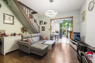 [[ DIT PAND NEEMT DEEL AAN DE ERA OPEN HUIZEN DAG OP 14/3 VAN 16:00 TOT 17:00 ]]
<p>Ben je op zoek naar een instapklare starterswoning met tuin en uitbreidingsmogelijkheden in Aalst? Gevonden!</p>

<p>Deze woning bevindt zich op een topligging vlakbij het ziekenhuis en op korte afstand van het centrum van Aalst, in een rustige en gezinsvriendelijke buurt waar winkels, openbaar vervoer en scholen binnen handbereik liggen. <br />De woning werd de voorbije jaren grondig opgefrist. Zo werden de buitendeuren (2024), badkamer (2021), de keuken (2018) en het dak vernieuwd (2015). Bovendien is er geen renovatieplicht van toepassing zodat je zorgeloos kan wonen zonder grote kosten op korte termijn!</p>

<p>Op het gelijkvloers kom je binnen via een praktische inkomhal die leidt naar de gezellige leefruimte van 28m² met aansluitend een halfopen keuken van 16m². Verder vind je hier de badkamer en heb je rechtstreeks toegang tot het terras en de tuin. Buiten is er nog een handige berging van 8m². Op de eerste verdieping zijn er twee volwaardige slaapkamers van 14 en 12m². Via de tweede slaapkamer bereik je met een vaste trap de zolderverdieping van 24 m², waar een extra slaapkamer kan worden ingericht.</p>

<p>Kortom, een ideale starterswoning, interessante investering of gezinswoning met potentieel. Interesse? Contacteer ons vandaag nog voor een bezoek en ontdek zelf de troeven van deze eigendom!</p>