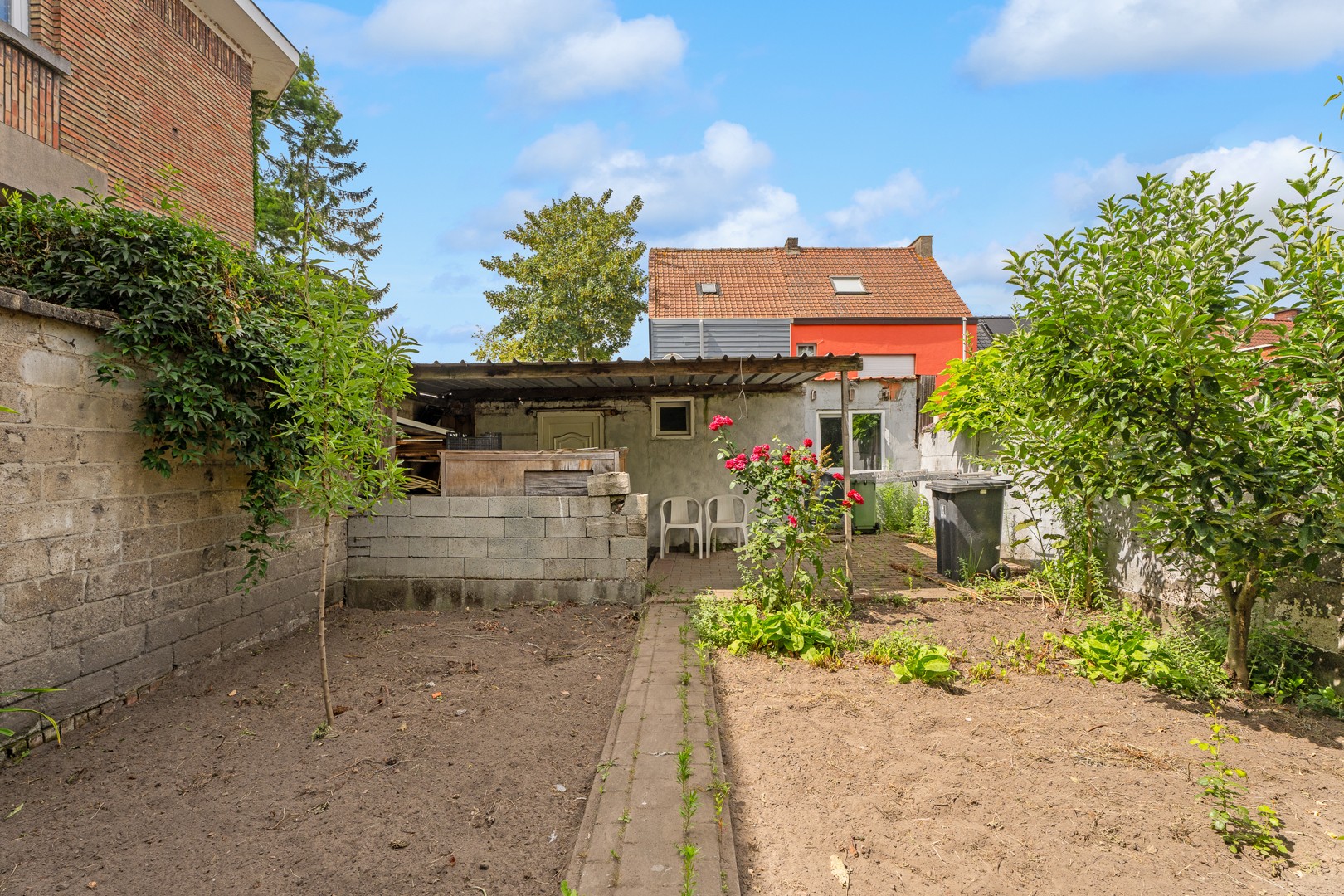 Ruime op te frissen gezinswoning met vier slaapkamers en tuin - foto 4
