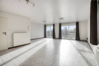 <p>Dit ruime appartement van <b>130 m²</b> bevindt zich op de eerste verdieping boven de Basic-Fit, naast de Hanuitsesteenweg 171 in Landen. Hier combineer je een <b>vlotte bereikbaarheid</b> met <b>open zichten</b> achteraan.</p>
<p></p>
<p>Zonlicht valt binnen via <b>grote ramen</b> en vult de leefruimte met een gezellige, lichtrijke sfeer, terwijl de <b>open keuken</b> naadloos aansluit op het woongedeelte en zo een perfect <b>samenspel van ruimte en licht </b>creëert.</p>
<p></p>
<p>Het appartement beschikt verder over <b>twee volwaardige slaapkamers</b>, een <b>recent vernieuwde badkamer met inloopdouche</b>, een <b>apart toilet</b> en een praktische <b>bergruimte/wasplaats</b>.</p>
<p></p>
<p>Een absolute troef is het <b>zuidgericht terras van 40 m²</b>, waar je de hele dag door van de zon kan genieten.</p>
<p></p>
<p>Daarnaast hoort er ook een <b>garagebox </b>aan de achterzijde van het gebouw bij het appartement.</p>
<p></p>
<p><b>Op zoek naar ruimte, licht en de mogelijkheid om dit appartement volledig naar eigen smaak af te werken?</b></p>
<p><br />Contacteer ons voor een bezoek en ontdek het potentieel ter plaatse.<br /><br /></p>
<p>Alle bijhorende documenten kan u downloaden onderaan de omschrijving van het pand op onze website <span>www.jamar.immo</span>.</p>