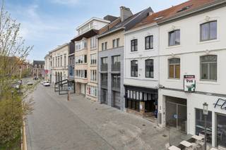 Situé sur la Grand-Place de Tirlemont, à un emplacement commercial de premier choix, ce bien de caractère chargé d’histoire offre une...
