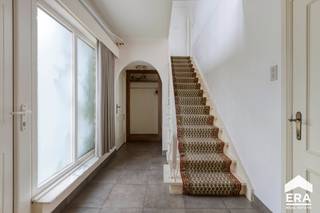 EL-CENTRUM: Mooi landhuis met 3 slaapkamers
<ul><li>inkomhal met toilet en vestiaire</li><li>living met schuifpui naar (deels overdekt) terras</li><li>keuken voorzien van inbouwapparatuur</li><li>hobbyruimte</li><li>3 ruime slaapkamers met rolluiken</li><li>onderhoudsvriendelijke zuidelijk georiënteerde tuin</li><li>PVC ramen met dubbele beglazing</li><li>CV-ketel op gas (2008)</li><li>kelder en zolder</li></ul>