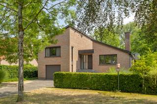 Bent u op zoek naar een ruime, uitstekend onderhouden gezinswoning op een toplocatie? Dan is deze karaktervolle split-level woning, gebouwd in 1979, beslist een bezoek waard. Gelegen in de geliefde wijk Elshout, combineert deze woning een rustige, groene omgeving met een uitstekende bereikbaarheid en alle voorzieningen binnen handbereik.<br /><br />De woning bevindt zich op een prachtig aangelegd perceel van maar liefst 1.238 m² met een zuidoost georiënteerde tuin, waar u de hele dag kunt genieten van rust, privacy en zon. Het ruime terras vormt de ideale plek om te ontspannen of gezellig te tafelen met familie en vrienden. Een groot tuinhuis biedt bovendien heel wat extra opbergruimte.<br /><br />Dankzij de gunstige ligging bevinden winkels, scholen, openbaar vervoer en het Fort van Schoten zich op korte afstand. Bovendien geniet u van een vlotte fietsverbinding naar Brasschaat, Schilde en het centrum van Schoten.<br /><br />Indeling<br /><br />Via de inkomhal met gastentoilet bereikt u het centrale leefniveau (+0,5), waar zich een bijzonder ruime en lichtrijke woonkamer met eetkamer bevindt. Aansluitend vindt u de volledig geïnstalleerde open keuken, voorzien van alle hedendaagse comfort en met een aangenaam zicht op de tuin.<br /><br />Op het lager liggende niveau (-0,5) bevinden zich een eerste volwaardige slaapkamer, een badkamer met douche, lavabo en toilet, een ruime garage, de wasplaats en de toegang tot de kelder.<br /><br />Op de eerste verdieping (+1) bevinden zich nog vier ruime, volwaardige slaapkamers en een tweede badkamer, ideaal voor een groot gezin of voor wie extra ruimte wenst voor een bureau of hobbykamer.<br /><br />Vanuit de eetkamer heeft u rechtstreeks toegang tot het royale terras en de prachtig aangelegde tuin, waar binnen- en buitenleven naadloos in elkaar overvloeien.<br /><br />Bijzonderheden: <br />Gegeerde ligging in de wijk Elshout<br />Perceel van 1.238 m²<br />Zuidoost georiënteerde, aangelegde tuin, ruim zonneterras<br />Split-level woning met een speelse en praktische indeling<br />5 volwaardige slaapkamers<br />2 badkamers<br />Ruime leefruimte met open keuken<br />Grote garage, kelder en wasplaats<br />Groot tuinhuis met veel bergruimte<br />EPC-label B<br />Steeds uitstekend onderhouden<br />Nabij winkels, openbaar vervoer en het Fort van Schoten<br />Vlotte fietsverbinding naar Brasschaat, Schilde en Schoten centrum<br /><br />Deze instapklare gezinswoning biedt een unieke combinatie van ruimte, comfort, een uitstekende ligging en een prachtig perceel. Een ideale thuis voor gezinnen die op zoek zijn naar rust, groen en een vlotte bereikbaarheid.<br /><br />Interesse? Contacteer ons vandaag nog voor een bezoek en ontdek zelf alle troeven van deze bijzondere woning.