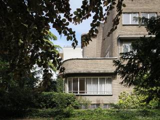 <strong>Omgeving Sint-Pieters station - Imposante half vrijstaande villa met parktuin, in nieuwe zakelijkheid naar een ontwerp van architect Geo Bontinck (1935).</strong><br /> <br /><em>Voor meer informatie mail naar info@carloeggermont.be</em><br /> <br />Indrukwekkende ruimtelijkheid (468 m2 bvo) in combinatie met uitgepuurde interbellumarchitectuur maken van dit pand een ware parel met grandeur. Interbellum architectuur (baksteenarchitectuur, glas in loodramen, natuursteen, metalen ramen, parketvloeren…) is samenhang met esthetiek die orde en overzicht uitstraalt. Een geslaagde symbiose tussen de ‘nieuwe zakelijkheid’ en ‘art-déco’.<br /> <br />Het perceel van 1.354 m2 omvat een prachtige tuin met oude parkbomen en heel wat groen wat zorgt voor een bijzondere beleving “een oase van groen” en complete privacy.<br /> <br />Het pand vraagt om een opfrissing maar omvat maar liefst 8 slaapkamers, een praktijkruimte en wachtzaal, verschillende buitenruimtes… <br /><br />De oppervlakte van het pand in combinatie met de ligging maken het mogelijk dat het pand polyvalent ingezet kan worden.<br /> <br /><strong><em>Kortom, dit is een unieke opportuniteit voor wie op zoek is naar een ruim, karaktervol pand met tuin op een gegeerde locatie nabij het centrum van de stad.</em></strong>