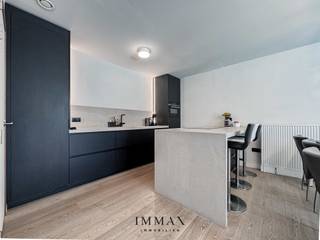 Dit instapklaar gelijkvloers appartement met zuid-gerichte tuin &amp; ruim terras is rustig gelegen op wandelafstand van het centrum van Brugge en diverse winkels. <br />Dankzij de gunstige oriëntatie en grote raampartijen geniet u hier van een uitzonderlijk lichtrijke woonbeleving.<br /><br />Indeling:<br />Inkomhal met gastentoilet en een stijlvolle stalen deur die de inkom scheidt van de leefruimte - lichtrijke leefruimte met een open, trendy ingerichte keuken, uitgerust met de nodige hedendaagse toestellen. Vanuit de leefruimte heeft u zicht op én directe toegang tot het ruime terras (30 m²) en de aangelegde zuid-gerichte tuin (150 m²) met amper tot geen onderhoud - praktische wasplaats/berging - badkamer met inloopdouche en dubbele lavabo - nachthal met extra berging - 2 ruime slaapkamers, die beide eveneens toegang bieden tot het terras en de tuin.<br /><br />Troeven:<br />- Aankoop onder registratierechten (2% of 12%)<br />- Direct instapklaar<br />- Energiezuinig (incl. zonnepanelen)<br />- Rustig gelegen op wandelafstand van centrum Brugge en diverse winkels<br />- Grote zonnige tuin met terras<br /><br />Voor verdere informatie of vrijblijvend bezoek contacteer Céline op 0476/60 60 23 of mail naar celine@immax.be