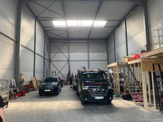 Cet entrepôt d'environ 952 m² avec un bureau d'environ 72 m² est situé sur une route d'accès à Hooglede. Spécifications :- 3 portes...