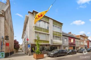 In het hart van Diest, op slechts 2 minuten wandelen van de Grote Markt, bevindt zich dit lichtrijke appartement van 106 m2 (volgens EPC) op een uitstekende centrale ligging. Het appartement beschikt over twee ruime slaapkamers en een praktische indeling die comfort en functionaliteit mooi combineert. De leefruimte geniet van veel natuurlijke lichtinval, wat zorgt voor een aangename en open sfeer. Verder is er een badkamer met douche in bad en een apart toilet. In het gebouw is een lift aanwezig en bovendien beschikt u over een gemeenschappelijke bergruimte in de kelder. <br /><br />Dit appartement is niet alleen interessant voor eigen bewoning, maar vormt ook een uitstekende investering, aangezien het sinds 1 mei 2024 verhuurd is aan €770 per maand, aangevuld met €50 maandelijkse provisie. Dankzij de topligging bevinden winkels, horeca, openbaar vervoer en alle dagelijkse voorzieningen zich op wandelafstand. Een interessante opportuniteit in het centrum van Diest.
