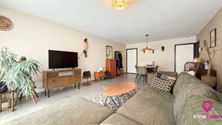 Bij ImmoFusion 7/7 “open huis”: klik op onze 3D-TOUR. <br />Ervaar vastgoed alsof je er zelf doorloopt!<br /><br />In een aangename omgeving in Koersel bevindt zich dit gezellige appartement met een bewoonbare oppervlakte van 96 m². Dankzij de praktische indeling, het ruime terras en de centrale ligging is dit de ideale woonst voor koppels, alleenstaanden of kleine gezinnen die op zoek zijn naar comfort en gezelligheid.<br />Bij het binnenkomen word je verwelkomd in de inkomhal, die toegang biedt tot de verschillende ruimtes van het appartement. De gezellige woonkamer vormt een aangename plek om tot rust te komen, terwijl de aparte eetkamer uitnodigt tot gezellige diners met familie en vrienden.<br />De volledig uitgeruste keuken beschikt over alle nodige toestellen en biedt voldoende ruimte om heerlijke maaltijden te bereiden. Aansluitend bevindt zich een handige berging, die extra opbergruimte biedt. Vanuit deze berging heb je toegang tot het ruime terras, waar je in alle rust kunt genieten van een kop koffie in de ochtendzon of een gezellige zomeravond.<br />De badkamer is comfortabel ingericht en voorzien van zowel een ligbad als een aparte douche, waardoor je kan kiezen tussen een verfrissende douche of een ontspannen badmoment.<br />Verder beschikt het appartement over twee volwaardige slaapkamers die tal van mogelijkheden bieden, zoals een kinderkamer, dressing of thuisbureau.<br />Het appartement is uitgerust met aluminium ramen en wordt verwarmd op aardgas, wat bijdraagt aan een aangenaam wooncomfort.<br />Dankzij de gunstige ligging bevinden winkels, scholen, supermarkten, restaurants en openbaar vervoer zich in de directe omgeving. Alle dagelijkse voorzieningen zijn gemakkelijk bereikbaar, terwijl je toch geniet van een rustige woonomgeving.<br />Pluspunten:<br /><br />- Ruim terras <br />- Verwarming op aardgas <br />- Aluminium ramen<br />- In de nabije omgeving van scholen, supermarkten,.. <br />
<p>Maatregelen opgenomen in het Maatregelenregister: nee</p>
Een warm en verzorgd appartement waar je je meteen thuis voelt. Ideaal voor wie op zoek is naar comfortabel wonen op een uitstekende locatie in Koersel.<br /><br />Voor een bezichtiging ter plaatse of meer info, bel ons op 078/78.78.70, of kom gewoon binnen op ons kantoor, steeds welkom!