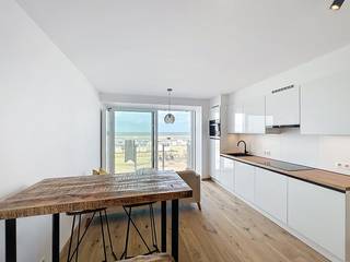 Deze gerenoveerde studio is gelegen op de eerste verdieping en biedt frontaal zeezicht.De indeling omvat een woonkamer met toegang tot een balkon en...