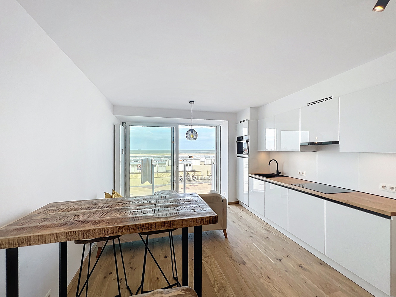 Gerenoveerde studio met slaaphoek op de Zeedijk in Heist - foto 1