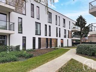 Recent nieuwbouw appartement op het gelijkvloers achterin gelegen in het centrum Tremelo.Het appartement beschikt over 2 lichtrijke slaapkamers, een...