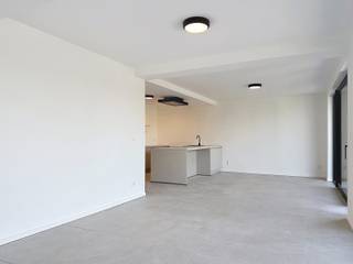 <p>Bent u op zoek naar een ruim appartement waar comfort, energiezuinigheid en hedendaagse afwerking perfect samenkomen? Dan zal dit volledig vernieuwde appartement op de tweede verdieping u ongetwijfeld verrassen.</p>
<p>Dit uitzonderlijk ruime appartement van maar liefst ca. 140 m² ondergaat momenteel de laatste afwerkingen van een totaalrenovatie. Vanaf 01/07 zal u als eerste bewoner kunnen genieten van een woning die niet alleen esthetisch volledig werd vernieuwd, maar ook op technisch vlak klaar is voor de toekomst.</p>
<p>Dankzij de doorgedreven isolatie, nieuwe hoogrendementsramen, zonnepanelen en een thuisbatterij behaalt het appartement een uitzonderlijk gunstig A+-energielabel. Dit vertaalt zich niet alleen in een aangenaam wooncomfort, maar ook in aanzienlijk lagere energiekosten.</p>
<p>De absolute blikvanger is zonder twijfel de royale leefruimte met open, volledig ingerichte keuken. De grote raampartijen zorgen voor een overvloed aan natuurlijk licht en geven rechtstreeks toegang tot het aangename terras. Verder beschikt het appartement over twee volwaardige slaapkamers, een stijlvolle badkamer met ruime inloopdouche, een apart toilet en een bijzonder grote berging/technische ruimte die extra opslagmogelijkheden biedt.</p>
<p><strong>Troeven:</strong></p>
<ul>
<li>Volledig gerenoveerd appartement van ca. 140 m²</li>
<li>Uitstekend A+ energielabel</li>
<li>Zonnepanelen en thuisbatterij</li>
<li>Nieuwe ramen en doorgedreven isolatie</li>
<li>Ruime leefruimte met open keuken</li>
<li>Aansluitend terras</li>
<li>Twee volwaardige slaapkamers</li>
<li>Luxueuze badkamer met inloopdouche</li>
<li>Zeer ruime berging/technische ruimte</li>
<li>Eerste ingebruikname na renovatie</li>
<li>Beschikbaar vanaf 01/07</li>
</ul>
<p>Een unieke kans voor wie ruim, comfortabel en uiterst energiezuinig wil wonen in een appartement dat werkelijk tot in de puntjes werd afgewerkt. Contacteer ons vandaag nog voor meer informatie of een bezoek ter plaatse.</p>