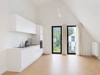 Grote Steenweg 84/202
Dit charmant appartement is gelegen in het centrum van Olsene op een prachtig groen domein.
Winkels en openbaar vervoer op wandelafstand.

Indeling: inkomhal - leefruimte met hoge plafond en veel licht inval - toegang tot zeer ruim terras - volledig uitgeruste keuken - berging met aansluiting wasmachine - extra berging- 
2 slaapkamers - badkamer met dubbele lavabo en douche - apart toilet.

Op de kelderverdieping is een staanplaats aanwezig, deze is inbegrepen in de huurprijs.

€900+ €100
Beschikbaar vanaf 1/05