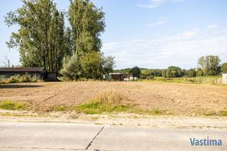 Deze zuidwest georiënteerde bouwgrond maakt deel uit van een verkaveling en biedt u de unieke kans om jouw droomhuis te realiseren in een groene omgeving. U heeft de vrijheid om jouw eigen architecturale visie tot leven te brengen. Of u kiest voor modern, charmant of minimalistisch, de mogelijkheden zijn eindeloos. Als kers op de taart heeft u achteraan zicht op weiden en bossen.<br /><br />De voorbouwlijn ligt op 6,00 m achter de rooilijn. De minimale breedte van de bouwvrije stroken bedraagt 3,00 m.  Lot 2 (529 m²) heeft een gevelbreedte van 6,50 m.<br /><br />Het hoofdgebouw beschikt over een diepte van maximaal 15,00 m op het gelijkvloers, 12 m op verdiep. Maximum 2 bouwlagen (onder de kroonlijst) zijn toegestaan. Een eventuele veranda kan worden voorzien als achterbouw, kelder mogelijk. Vrije keuze uit een plat of hellend dak. Zonnepanelen en/of zonneboilers zijn toegelaten. De gevel- en dakmaterialen zijn vrij te kiezen.<br /><br />Elke bebouwing wordt bestemd als ééngezinswoning, met inbegrip van zorgwonen. Als nevenbestemming zijn kantoor, vrij beroep en dienstverlening toegelaten, mits bepaalde voorwaarden.<br /><br />Elke woning dient verplicht te beschikken over minimaal één autostaanplaats op het eigen terrein. Deze wordt voorzien in de voortuinstrook (open lucht), geïntegreerd in het hoofdgebouw en/of voorzien in een afzonderlijk bijgebouw. In de achtertuinstrook wordt één bijgebouw toegelaten. Dit bijgebouw kan worden bestemd als hobbyserre, tuinhuis, bergplaats en/of garage/carport met een maximale oppervlakte van 40 m².<br /><br />Terrassen kunnen worden voorzien in de achtertuinstrook. De maximale gezamenlijke oppervlakte bedraagt 30 m² per lot.<br /><br />Geen bouwverplichting!<br /><br />Gelegen in het gezellige Baardegem, deelgemeente van Aalst, op een steenworp van scholen, winkels, openbaar vervoer en centrum Aalst of Opwijk. De nabijheid van de E40 zorgt bovendien voor een vlotte verbinding naar Brussel en Gent.<br /><br />Kortom, zeldzame kans om uw ideale (t)huis te bouwen in een rustige en landelijke omgeving. Neem vandaag nog contact met ons op zodat we het verkoopdossier kunnen overmaken en laat je dromen werkelijkheid worden!