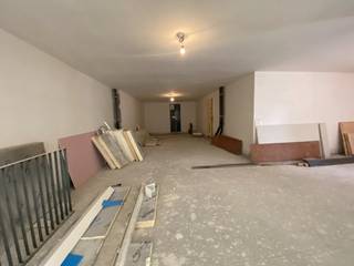 Uitstekend gelegen, lichtrijke handelsruimte in commerciële straat in Houthulst.De ruimte wordt verder afgewerkt in samenspraak met de eigenaar...