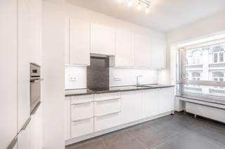 Op een top locatie in het hartje van de bruisende Leuvense binnenstad bevindt zich dit pas gerenoveerde appartement met 2 slaapkamers.<br />Een knappe en ruime inkomhal met vestiaire vormt de schakel tussen de leefruimte, badkamer, toilet en de 2 slaapkamers. De ruime en lichtrijke leefruimte is gelegen aan de voorzijde van het gebouw, met zicht op de statige Bondgenotenlaan. Van hieruit heb je toegang tot de volledig geïnstalleerde en moderne keuken (uitgerust met zowel vaatwasser als wasmachine). De badkamer beschikt over een lavabo en inloopdouche, het toilet is apart.<br />De 2 ruime slaapkamers bevinden zich in alle rust aan de achterzijde van het gebouw. Hier is tevens een terras gelegen, dat zich uitstrekt over de hele breedte van het appartement. Er is ook een kelder aanwezig.<br />Recent werden alle ramen vernieuwd.<br />Het appartement is beschikbaar vanaf 01/09/2026. De huurprijs bedraagt 1.550 euro per maand. Er wordt 180 euro gevraagd voor de gemeenschappelijke kosten en het onderhoud van de lift. De contracten voor de nutsvoorzieningen (elektriciteit, gas, water en internet) dienen de huurders zelf af te sluiten bij leveranciers naar keuze.<br />Interesse? Contacteer ons voor meer informatie en/of een bezichtiging. info@covas.be // 016 40 60 20 //www.covas.be