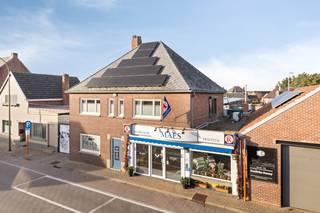 Het huis werd gebouwd in 1949 maar er is nog maar weinig over van de oorspronkelijke materialen door de totaalrenovatie die het huis doorgemaakt...