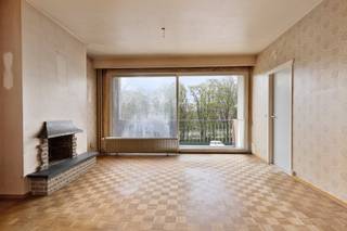 Het appartement is gelegen op de 2de verdieping van een zeer verzorgd gebouw en is vlot bereikbaar met de lift.Bij het betreden van het appartement wordt u verwelkomd in een ruime inkomhal die is uitgerust met ingemaakte kasten. Vanuit de hal bereikt u de gezellige leefruimte, die dankzij de grote raampartijen van veel lichtinval geniet. Aansluitend vindt u de ruime keuken die tal van mogelijkheden biedt voor een moderne herinrichting. Verder zijn er maar liefst 3 slaapkamers, wat zeldzaam is voor deze prijsklasse. Verder beschikt het appartement over een badkamer en een apart gastentoilet. Als extra troef hoort er bij dit appartement een handige kelderberging en en een eigen garageplaats met privatieve poort (in een gedeelde garagebox), ideaal voor het veilig parkeren van uw wagen of het stallen van fietsen.Bijzonderheden: - Kelderberging én garageplaats inbegrepen- Super veel potentieel- Halfopen karakter- Verzorgd gebouwDit te renoveren appartement te koop is een buitenkans voor wie zelf de handen uit de mouwen wil steken of een slimme investering zoekt. Bent u geïnteresseerd om dit vastgoed te kopen in Merksem? Aarzel dan niet om ons te contacteren. Het Dewaele vastgoedkantoor van Merksem te Lambrechtshoekenlaan 183 staat graag tot uw dienst. Had u graag een gratis schatting van uw eigendom via ons immokantoor? Bel ons voor een vrijblijvend gesprek of mail naar maxime.weyler@dewaele.com.Bestuursmaatregelen in het maatregelenregister: nee