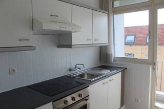Ruime studio te huur in de regio Mariakerke. De studio is in een uitstekende staat en heeft een slaaphoek. De keuken is met een dampkap, elektrische kookplaat, koelkast en oven, klein balkon vooraan. De badkamer is met ligbad en lavabomeubel, toilet is afzonderlijk. U bent vlak aan alle winkels en openbaar vervoer, alsook op wandelafstand van het strand. De onkosten voor de algemene delen komen op € 40/maand. De studio is onmiddellijk vrij, vraag gerust een bezoekje aan.