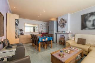 <p><strong>Te koop: Lichtrijk appartement op toplocatie in Deurne</strong></p>
<p>Op een gunstige locatie aan de Generaal Slingeneyerlaan in Deurne bevindt zich dit lichtrijke appartement op de tweede verdieping. Dankzij de centrale ligging geniet u van een vlotte bereikbaarheid, met winkels, scholen, openbaar vervoer en belangrijke invalswegen op korte afstand.</p>
<p>Het appartement biedt een aangename en lichte leefruimte dankzij de grote raampartijen, wat zorgt voor een open en ruimtelijk gevoel. Ideaal voor wie op zoek is naar comfortabel wonen op een praktische locatie.</p>
<p>Een absolute meerwaarde is de garagebox met private oprit (aan te kopen voor €29.000), zodat u steeds over een veilige parkeerplaats beschikt. Daarnaast beschikt het appartement over een ruime privatieve kelder, ideaal als extra bergruimte.</p>
<p>Belangrijkste ruimtes:</p>
<p>• Ruime woonkamer </p>
<p>• Uitgeruste open keuken</p>
<p>• Badkamer met ligbad, toilet, wastafel</p>
<p>• Terras</p>
<p>• één slaapkamer met ingemaakte kasten</p>
<p>• Toilet</p>
<p>• Wasplaats </p>
<p>• Kelder</p>
<p>Troeven:</p>
<p>• Rustige ligging met uitstekende bereikbaarheid, nabij invalswegen, winkels, horeca en openbaar vervoer</p>
<p>• Ideale investering </p>
<p>• Appartement met veel potentieel</p>
<p>Neem vandaag nog contact op met je ERA-makelaar voor een bezoek. JOUW DROOMWONING ZO GEVONDEN!</p>