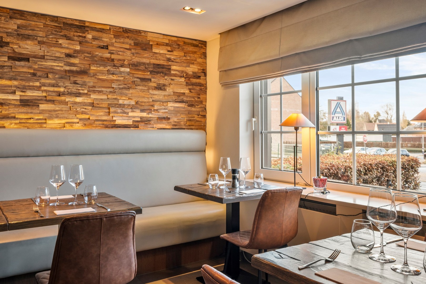 Gebouw waar het gezellige restaurant "De Vondel" is ondergebracht met woonst en voldoende parking op eigen terrein - foto 3