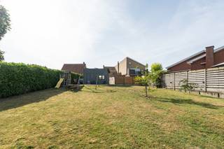 <p>Deze woning in Maldegem biedt heel wat potentieel voor wie op zoek is naar een huis met ruimte, een grote tuin en de mogelijkheid om verder op te frissen naar eigen smaak. De halfopen bebouwing beschikt over een perceel met een zonnige tuin van maar liefst 1.019 m² en meerdere bergingen, ideaal voor hobby, stockage of fietsen. Dankzij de 16 aanwezige zonnepanelen, centrale verwarming op gas en het EPC-label B geniet u van een energiezuinige basis. De woning telt momenteel 2 slaapkamers met de mogelijkheid om later een derde slaapkamer te creëren. Bovendien bevindt het huis zich nabij scholen, openbaar vervoer, invalswegen en andere voorzieningen.</p>
<p>• Inkomhal met toegang tot de leefruimtes<br />• Woonkamer met kachel en aangename lichtinval<br />• Functionele keuken met praktische indeling<br />• Badkamer uitgerust met inloopdouche, ligbad, toilet en wastafel in meubel<br />• Apart toilet met handenwasser<br />• 2 slaapkamers<br />• Ruime tuin met terras<br />• Meerdere bergingen voor extra opslagruimte<br />• Oprit met parkeermogelijkheden<br />• Zolder met extra potentieel<br />• EPC B, centrale verwarming op gas en 16 zonnepanelen<br />• Mogelijkheid om een derde slaapkamer te creëren</p>
<p>Neem vandaag nog contact op voor een bezoek aan deze woning in Maldegem. JOUW DROOMHUIS. ZO GEVONDEN!</p>