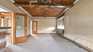 Ben je op zoek naar een woning met potentieel die je volledig naar eigen smaak kan afwerken? Dan is deze charmante te renoveren woning aan de Schaffensesteenweg 135 in 3583 Paal precies wat je zoekt. Gelegen op een royaal perceel van 800 m², biedt deze eigendom tal van mogelijkheden voor wie droomt van een gezellige gezinswoning of een interessant renovatieproject.<br /><br /><strong>Indeling</strong><br />Op het gelijkvloers kom je binnen via de inkomhal die toegang geeft tot een lichte en ruime living. Verder vind je er de keuken, badkamer en een berging. Op de bovenverdieping bevinden zich een overloop, drie slaapkamers, een berging en een kleine zolderruimte. De woning is bovendien gedeeltelijk onderkelderd, ideaal als extra stockage. Buiten beschik je over een garage en een aangename tuin waar je in alle rust kan genieten.<br /><br /><strong>Kenmerken</strong><br />Bouwjaar: 1960<br />Verwarming op mazout<br />Gunstige grondoppervlakte van 800 m²<br />Garage en tuin<br />Deels onderkelderd<br /><br /><strong>Ligging</strong><br />Deze woning geniet van een strategische ligging met vlotte verbindingen naar Paal-centrum, Diest en de omliggende gemeenten. Winkels, scholen en openbaar vervoer bevinden zich in de nabije omgeving. Dankzij de goede bereikbaarheid en de combinatie van rust en praktische voorzieningen is dit een ideale locatie voor gezinnen of investeerders.<br />Pluspunten<br />✔ Groot perceel<br />✔ Tal van renovatiemogelijkheden<br />✔ Rustige maar centrale ligging<br />✔ Perfect project voor wie graag zelf de handen uit de mouwen steekt<br /><br /><strong>Interesse in deze woning met toekomstperspectief? Mis deze kans niet en plan snel je bezoek!</strong>