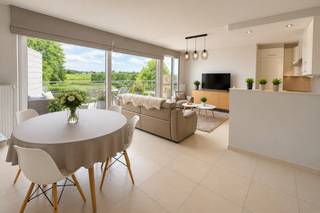 Zéér centraal gelegen appartement in het centrum van Munkzwalm gelegen nabij het station. Dit appartement maakt deel uit van een kleinschalig appartementsgebouw. <br /><br />Het appartement is gelegen op het eerste verdiep (lift aanwezig) en omvat een inkomhal met bezoekerstoilet, leefruimte met open ingerichte keuken met aansluitend ruim terras, berging, ingerichte badkamer en twee slaapkamers. <br /><br />In de huurprijs is een garagebox inbegrepen. Gemeenschappelijke vuilnisberging aanwezig. <br /><br />Bijkomende provisie van 50 EUR/maand voor syndic. <br /><br />Beschikbaar vanaf 1 augustus 2026. <br /><br />Om de privacy van de huidige huurder te respecteren, werden enkele foto’s digitaal (met AI) bewerkt. De ruimtes zelf blijven waarheidsgetrouw weergegeven.<br /><br />Voor meer informatie of een bezoek mail Stefanie@vastgoedbrowaeys.be