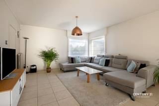 www.blauwvoetstraat10.beOp een rustige, residentiële locatie nabij het centrum van Otegem, krijg je de kans om deze, goed onderhouden, ruime woning te ontdekken! De woning verwelkomt je via een ruime inkomhal met veel lichtinval en een apart gastentoilet. Daarna komen we in de leefruimte, bestaande uit een gezellige zithoek en eetplaats. Via het grote schuifraam is er mooi, groen uitzicht en toegang naar de West-geörienteerde terras en onderhoudsvriendelijk, aangelegde tuin. Aanpalend aan de leefruimte bevindt zich de halfopen, volledig ingerichte keuken die hetzelfde groene zicht en toegang biedt naar de tuin. Naast de keuken bevindt zich de technische berging met aparte wasplaats en een toegang via de zijdeur. De voormalige garage die nu is ingericht als praktisch thuis-bureau en heeft ook de toegang naar de droge kelder. Op de 1e verdieping krijg je maar liefst 3 grote kamers en een mooie badkamer met aparte douche, ligbad, wastafel en toilet. Er is ook nog een praktische bergzolder aanwezig. Aan de buitenzijde werd de woning voorzien van een onderhoudsvriendelijke omgeving, met een groene voortuin, een oprit voor 3 wagens, carport met een elektrische laadpaal, een zonnig terras voorzien van een luifel, een leuke, grote tuin met tuinberging/tuinhuis. Wil jij komen wonen in 1 van de meest gegeerde buurten van Otegem, op een leuke, kindvriendelijke locatie, nabij het centrum in alle rust? Dan is dit jouw kans. Wens je meer informatie of een bezoek? Neem contact met Stein via 0468 41 38 48 of stein@immovercoutere.be