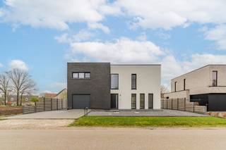 Prachtige woning met 3 slaapkamers. Deze uitzonderlijke, energiezuinige woning (EPC-label A) bevindt zich in een rustige straat op een...
